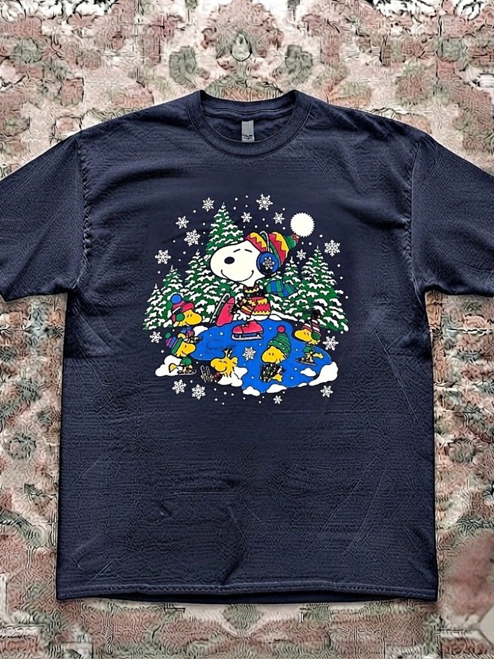 Snoopy Woodstock Peanuts Christmas Winter Snow Trees Vintage Navy T-Shirt